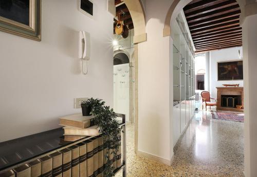 GuestHost - Casa del Mandolino - Cozy Apt near the Station! photo 6