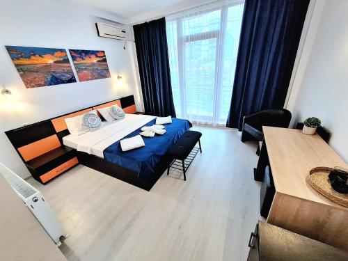 a hotel room with a bed and a table at SunRiviera Mamaia Nord in Mamaia Sat/Năvodari