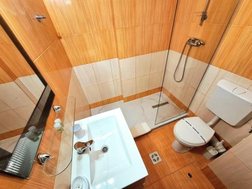 a bathroom with a shower and a toilet and a sink at Vila SunRiviera in Mamaia Sat/Năvodari