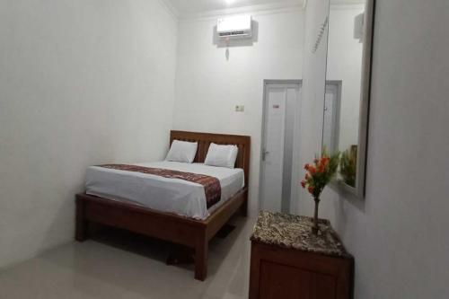 - une chambre avec un lit et une table dans l'établissement OYO 93963 Homestay Kita Purworejo, à Purworejo