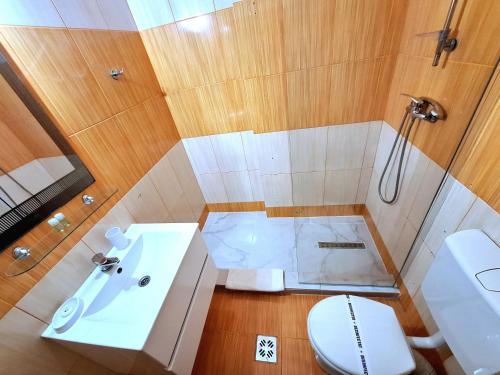 a bathroom with a toilet and a sink at SunRiviera Mamaia Nord in Mamaia Sat/Năvodari