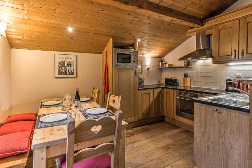 une cuisine avec une table et des chaises dans une cabine dans l'établissement La Tramousse - - Alpes Travel - Chamonix Centre - Sleeps 6, à Chamonix-Mont-Blanc