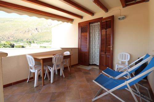 - une salle à manger avec des chaises, une table et une vue dans l'établissement casa Vincenzo, à Castelluzzo