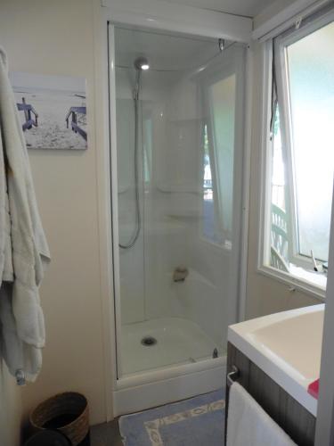 y baño con ducha y lavamanos. en Mobil home Saint Georges de Didonne, en Saint-Georges-de-Didonne