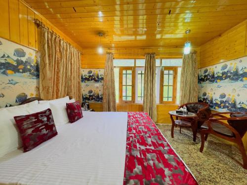パハルガムにあるLidder Front Resort By Stay Patternのベッドルーム(大きな白いベッド1台、椅子付)