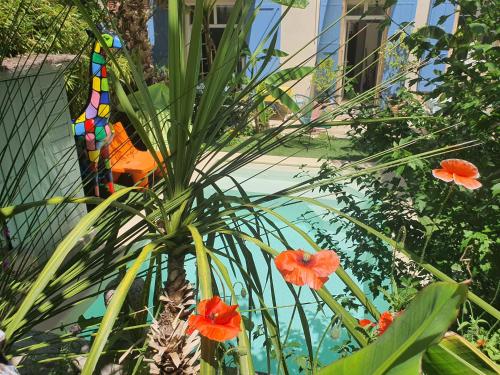 a colorful kite sitting on top of a plant at H2o Chambres d'Hôtes in Peyriac-de-Mer