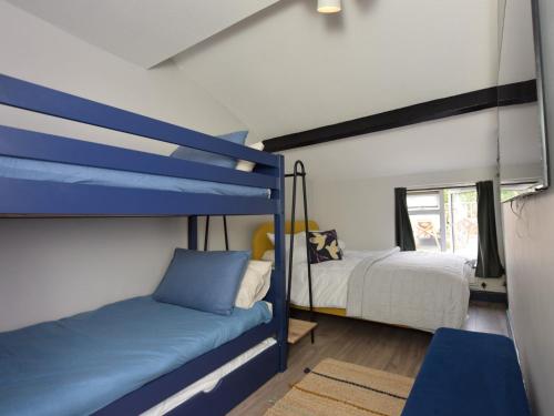 Poschodová posteľ alebo postele v izbe v ubytovaní 2 Bed in Combe Martin 89570