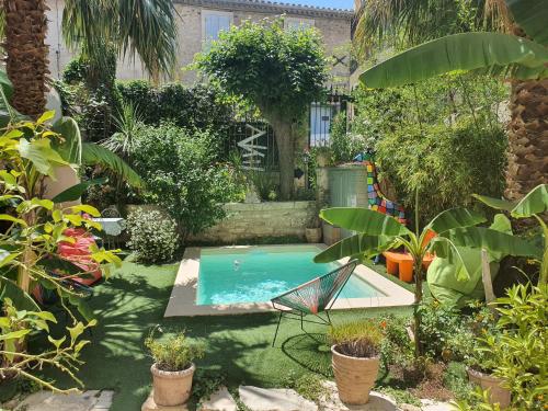 a swimming pool in a garden with plants at H2o Chambres d'Hôtes in Peyriac-de-Mer