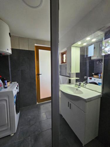 Kuchyň nebo kuchyňský kout v ubytování Lemon Garden Apartment-Hot Tub Jacuzzi