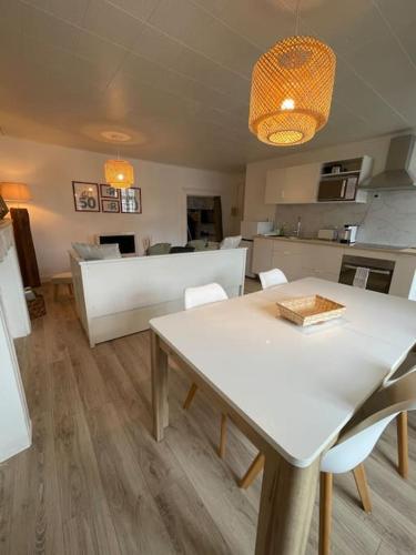 Photo de la galerie de l'établissement T2 hyper centre place du marché 4 places, à Lamballe