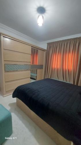 Un dormitorio con una cama grande y una ventana en Eamar tower 2, en Tanta