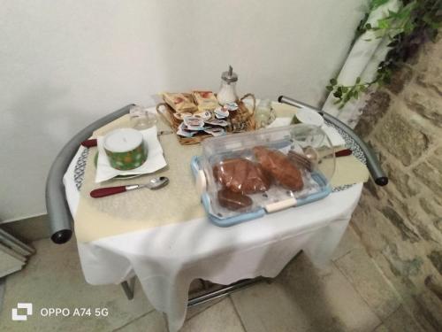 een witte tafel met eten erop bij Suite Le Dimore di Talos in Ruvo di Puglia