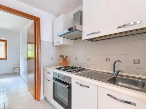 Η κουζίνα ή μικρή κουζίνα στο Apartment Soppalco 18 by Interhome