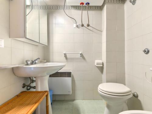 Ένα μπάνιο στο Apartment Soppalco 18 by Interhome