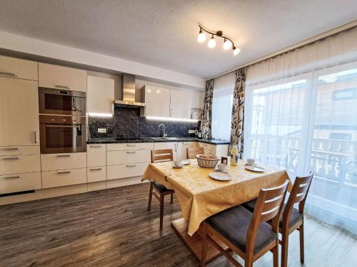 Kuchyňa alebo kuchynka v ubytovaní Apartment Regina by Interhome