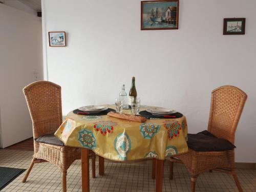 een tafel met een tafelkleed en twee stoelen bij Holiday Home Ti an Naod by Interhome in Plouescat