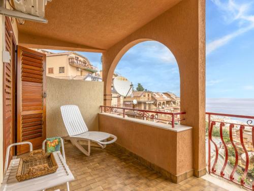 balcone con sedia e vista sull'oceano di Apartment Il Poggio by Interhome a Letoianni