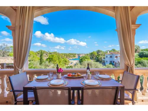 comedor con mesa y ventana grande en Apartment Vista Playa - LOM180 by Interhome, en Cala Santanyi