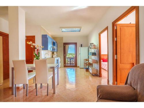 cocina y comedor con mesa y sillas en Apartment Vista Playa - LOM180 by Interhome, en Cala Santanyi