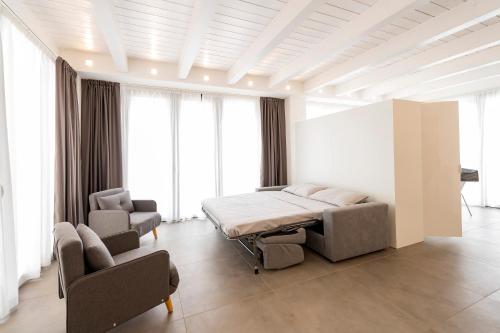 Χώρος καθιστικού στο Central and Modern Studio with Terrace!