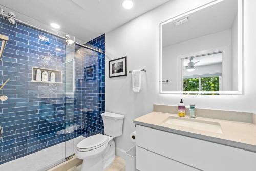 een badkamer met een toilet, een douche en een wastafel bij Go to the beach from expansive heated pool home in Fort Myers Beach