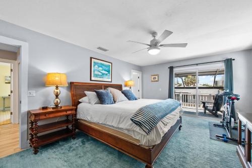 een slaapkamer met een bed en een plafondventilator bij Go to the beach from expansive heated pool home in Fort Myers Beach