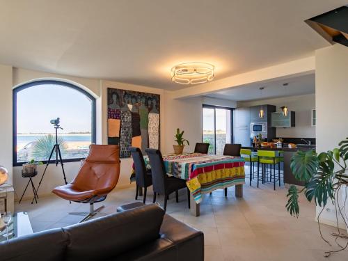 un salon et une salle à manger avec une table et des chaises dans l'établissement Holiday Home Men Meur by Interhome, au Guilvinec