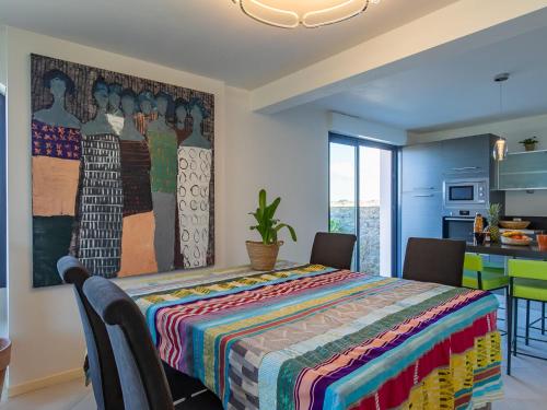 une salle à manger et une cuisine avec un grand lit dans l'établissement Holiday Home Men Meur by Interhome, au Guilvinec