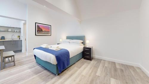1 dormitorio con cama, escritorio y cocina en Bicester Court Lodge The Lodge Room en Bicester