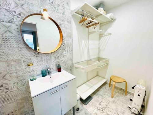 y baño con lavabo y espejo. en The FRIENDLY, T5 proche Paris, en Villeneuve-la-Garenne