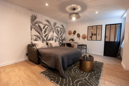 une chambre avec un grand lit et un tapis dans l'établissement Rez de chausse dans une rue pavee 4 pers Nation, à Paris