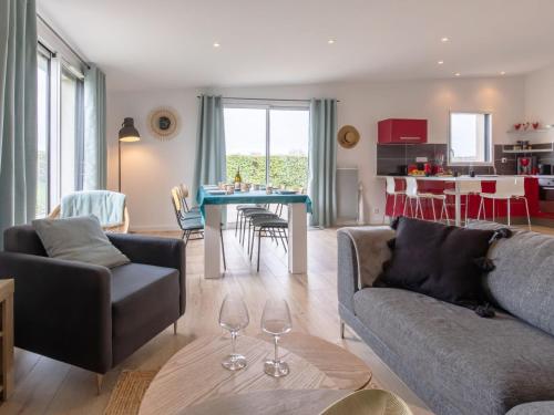 ein Wohnzimmer mit 2 Sofas und einem Tisch mit Weingläsern in der Unterkunft Holiday Home Ty Amiets - CED245 by Interhome in Cléder