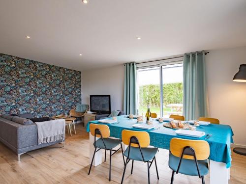 un salon avec une table bleue et des chaises dans l'établissement Holiday Home Ty Amiets by Interhome, à Cléder