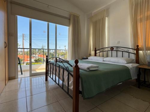 een slaapkamer met een bed en een groot raam bij Coral Bay Sunbeam Villa in Coral Bay