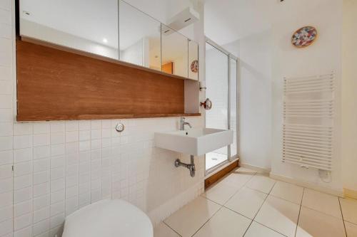 a bathroom with a sink and a toilet at Apt - Sleeps 4 - Pets Ok - Roof Garden in London