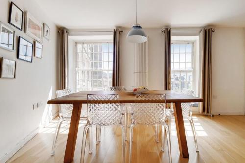 a dining room with a wooden table and chairs at Apt - Sleeps 4 - Pets Ok - Roof Garden in London