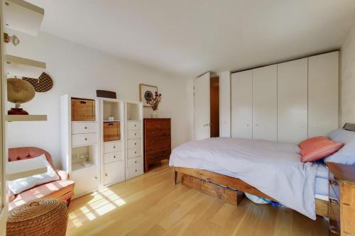 a bedroom with a large bed and a chair at Apt - Sleeps 4 - Pets Ok - Roof Garden in London