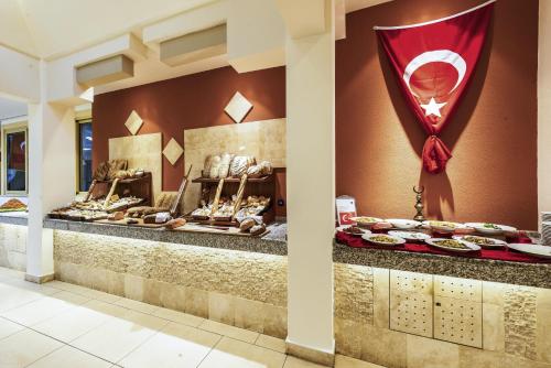 een buffet met verschillende soorten brood en gebak bij ROBINSON CAMYUVA - Adults only in Kemer
