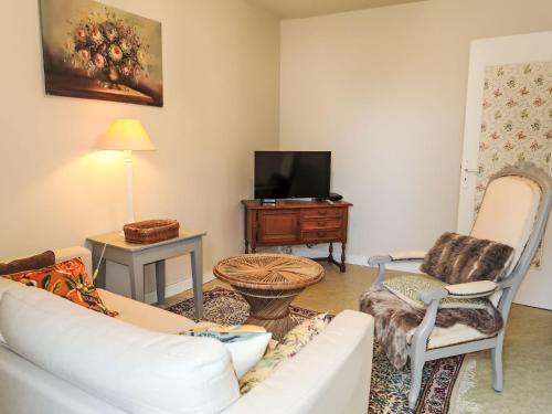 sala de estar con sofá, 2 sillas y TV en Holiday Home La douce Trégoroise by Interhome en Tréguier