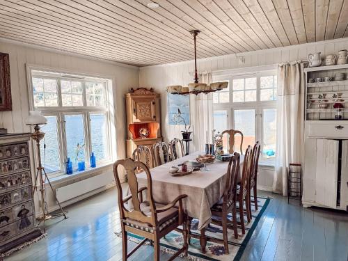 una sala da pranzo con tavolo e sedie di Chalet Villa Esefjord - FJS003 by Interhome a Balestrand