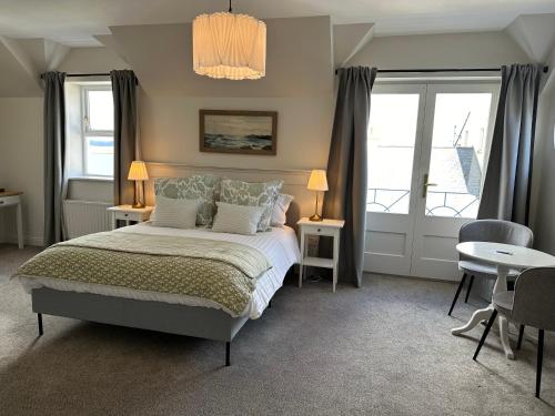 Eldon's Bed & Breakfast في راوندستون: غرفة نوم بسرير وطاولة وكراسي