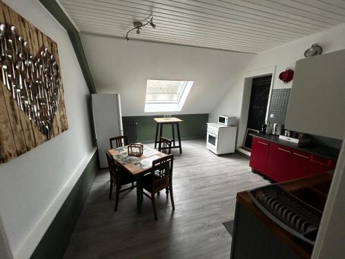 une cuisine et une salle à manger avec une table et des chaises dans l'établissement Appartement Love à Lauw, à Lauw