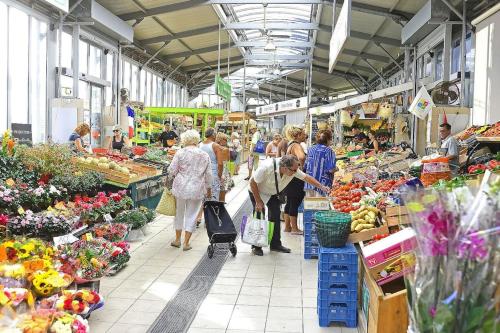 un groupe de personnes qui traversent un marché dans l'établissement Emma - 4/6 pers NEUF- Hyper centre Clim Terrasse, à Saint-Raphaël