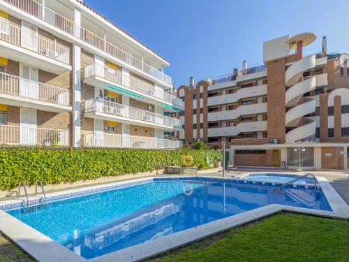 una piscina frente a un edificio en Apartment Solarium III by Interhome, en Torredembarra