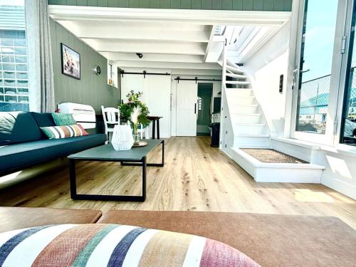 uma sala de estar com um sofá e uma escada em Holiday Home Harboursuite incl- boot-1 by Interhome em Woudsend
