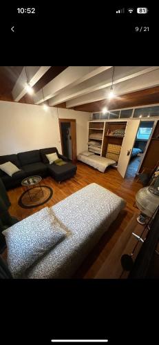 - un salon avec un canapé noir et un tapis dans l'établissement Appartement Love à Lauw, à Lauw