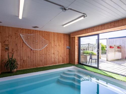 een zwembad met een hangmat in een huis bij Holiday Home Ty Mat by Interhome in Guimaëc