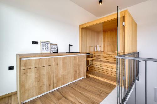 una escalera con paneles de madera en una casa en Villa Flokica, en Maslenica