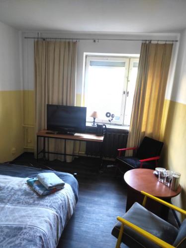 um quarto de hotel com uma cama e uma secretária com um piano em POKOJE GOŚCINNE OROŃSKO 