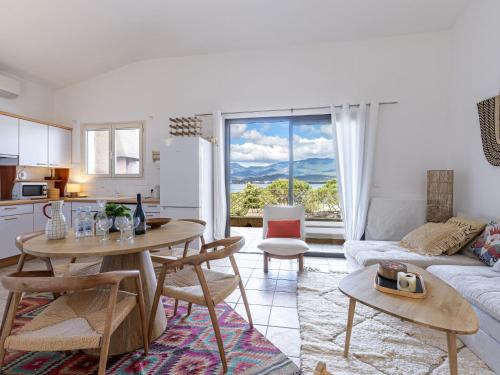 Il dispose d'une cuisine et d'un salon avec une table et un canapé. dans l'établissement Apartment Casetta Bianca by Interhome, à Porto-Vecchio